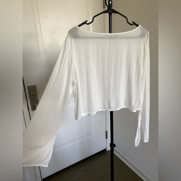 BRANDY MELVILLE White long sleeve/bell sleeve crop top - Picture 3 of 6